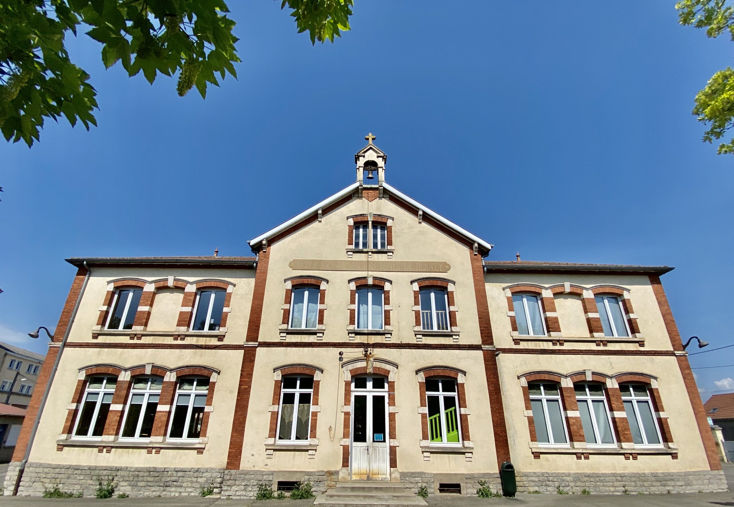 La cour de l'École des Oiseaux